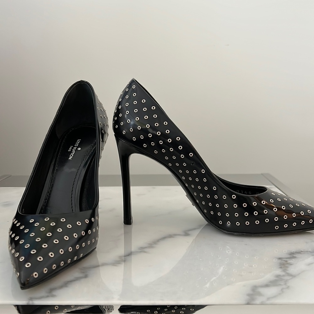 AUTH Louis Vuitton black stilettos (IT37 / US7)